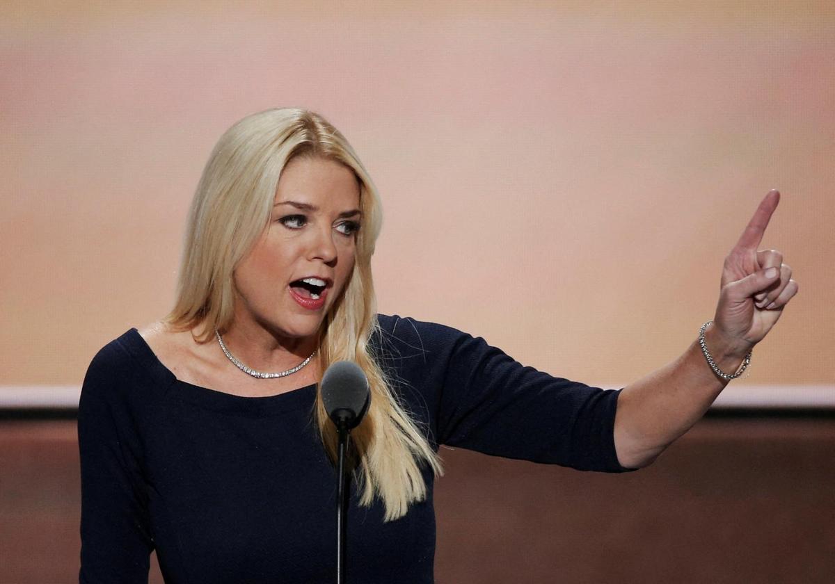 La ex fiscal general de Florida, Pam Bondi, habla en la Convención Nacional Republicana en Cleveland.