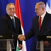 Viktor Orbán y Benjamín Netanyahu se saludan tras una reunión.