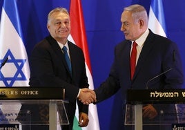 Viktor Orbán y Benjamín Netanyahu se saludan tras una reunión.