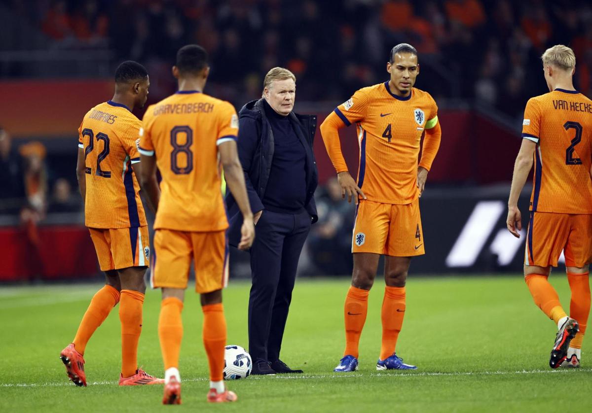 Koeman, junto a algunos de los jugadores neerlandeses, en la Eurocopa.