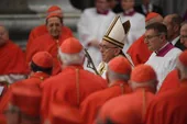 El Papa, rodeado de miembros del Colegio Cardenalicio.