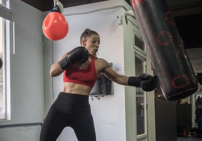 La boxeadora amateur Sol Fernández entrena para su próxima pelea.