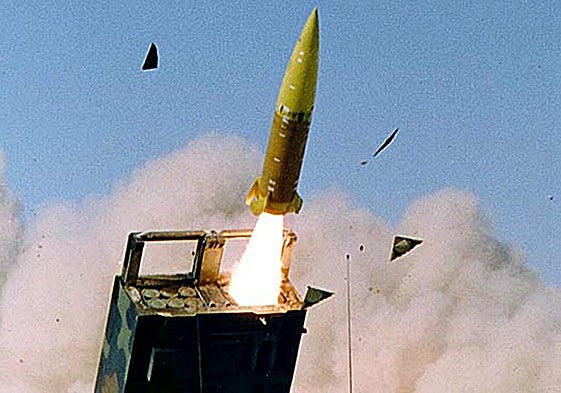 Misil balístico estadounidense ATACM lanzado desde una plataforma móvil