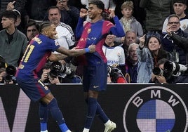 Lamine Yamal celebra el gol mientras recibe insultos en el Santiago bernabéu