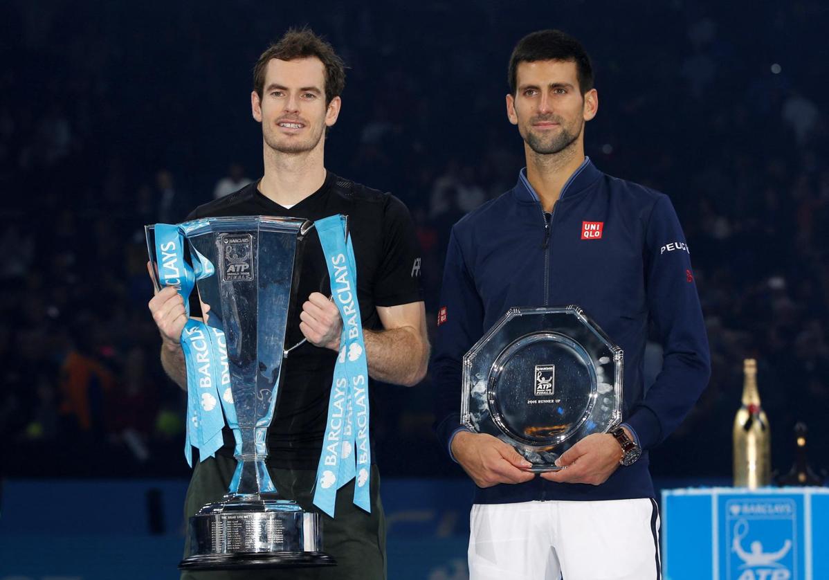 Andy Murray y Novak Djokovic posan con sus premios tras las ATP Finals de 2016 en Londres.