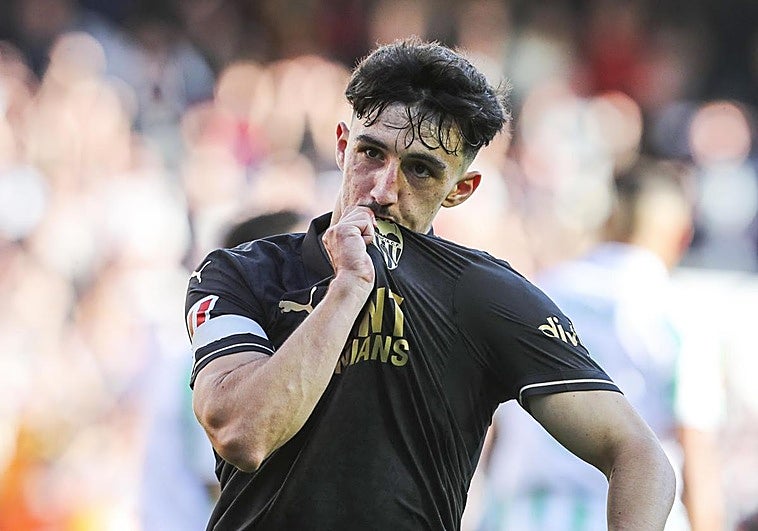 El Valencia rinde homenaje a las víctimas de la DANA y brilla ante el Betis