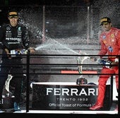 Russell pone el champán en la coronación de Verstappen