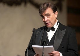 Javier Cercas en la RAE, durante le lectura de su discurso de ingreso.