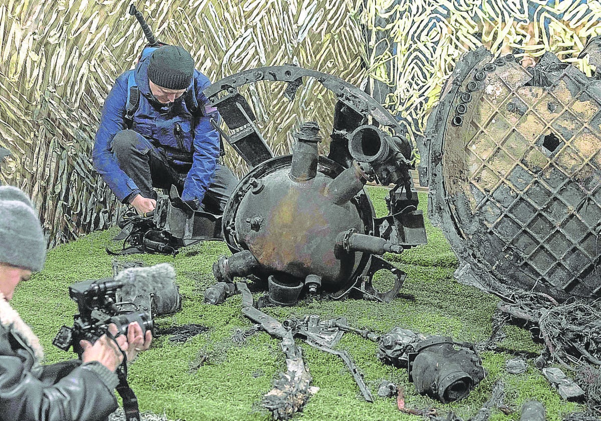 Fotógrafos junto a pedazos del misil hipersónico lanzado por Rusia el jueves sobre la ciudad ucraniana de Dnipró.