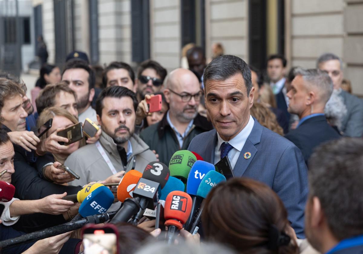 Sánchez atiende a los periodisas a las puertas del Congreso.