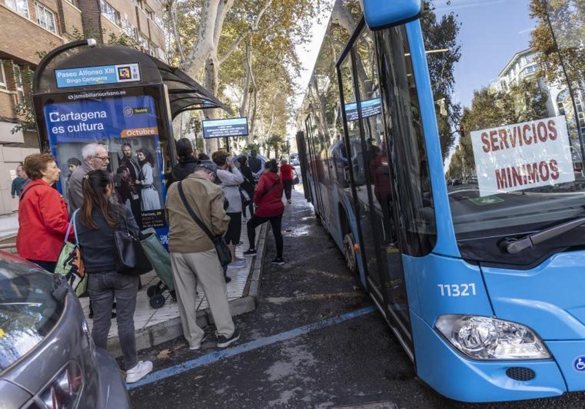 UGT y Confebus acuerdan desconvocar la huelga en el sector del autobús