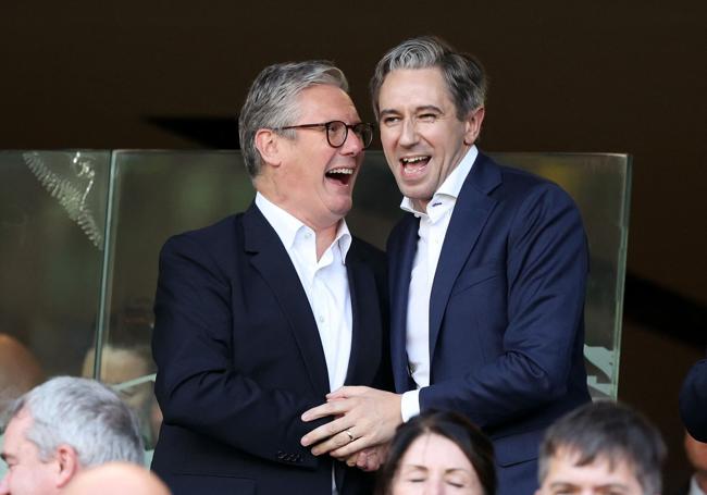 Simon Harris, primer ministro de Irlanda, con el 'premier' Keir Starmer en un partido de fútbol a finales del pasado verano.