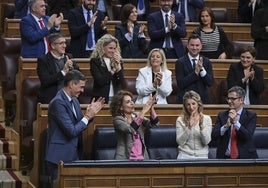 El presidente del Gobierno, Pedro Sánchez, y las vicepresidentas María Jesús Montero y Yolanda Díaz, y el ministro de Presidencia, Félix Bolaños, aplauden durante el pleno del pasado jueves en el Congreso