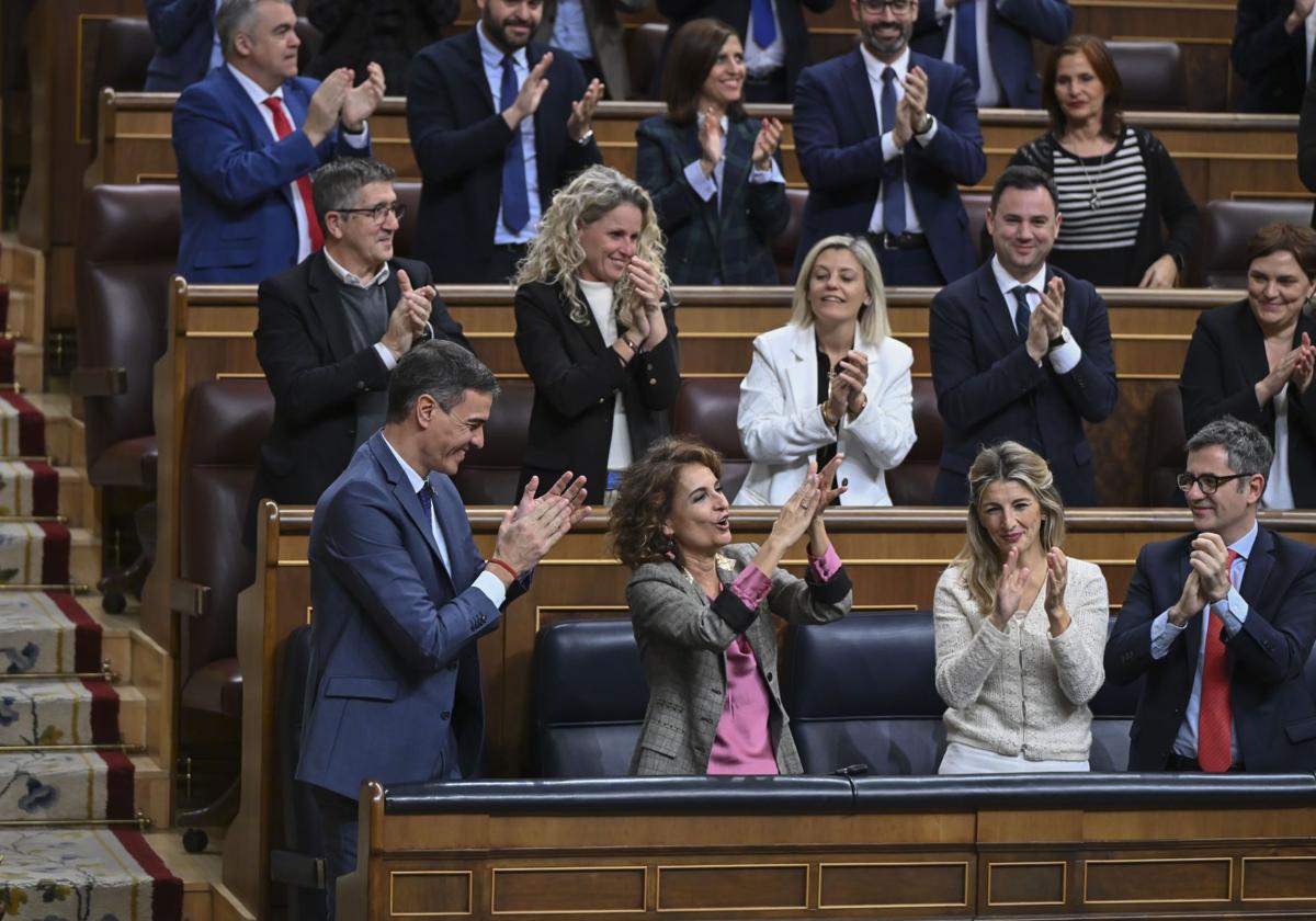 El presidente del Gobierno, Pedro Sánchez, y las vicepresidentas María Jesús Montero y Yolanda Díaz, y el ministro de Presidencia, Félix Bolaños, aplauden durante el pleno del pasado jueves en el Congreso