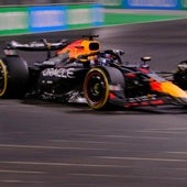 Russell pone el champán en la coronación de Verstappen