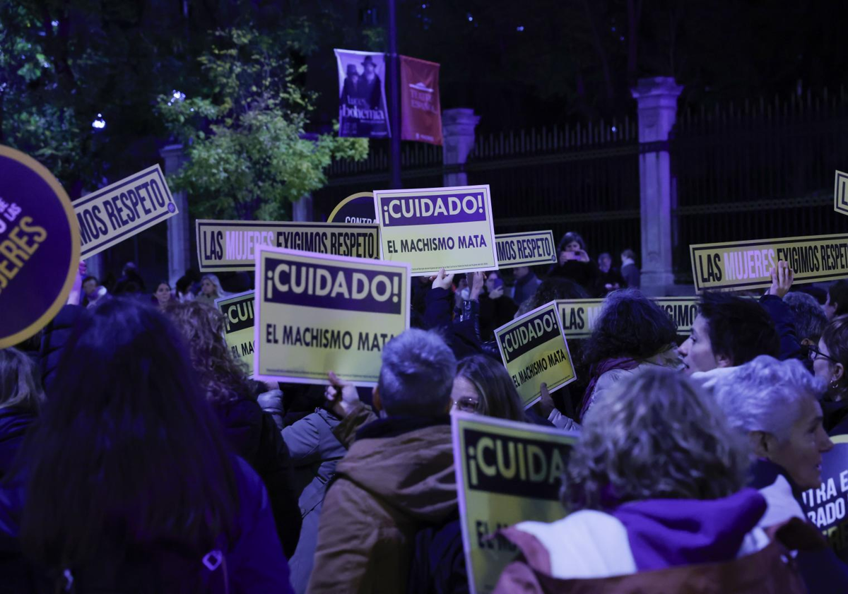 Imagen principal - Sánchez llama al «consenso» para renovar el Pacto de Estado contra la Violencia de Género