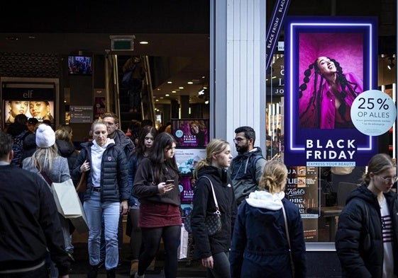 Consumo investiga falsas rebajas en el Black Friday con multas de hasta 100.000 euros