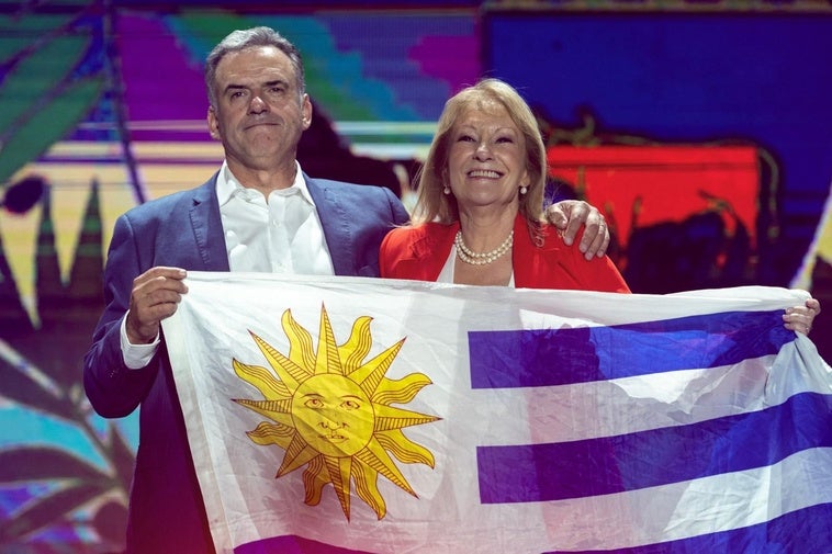 Yamandú Orsi celebra la victoria con la vicepresidenta electa Carolina Cosse.