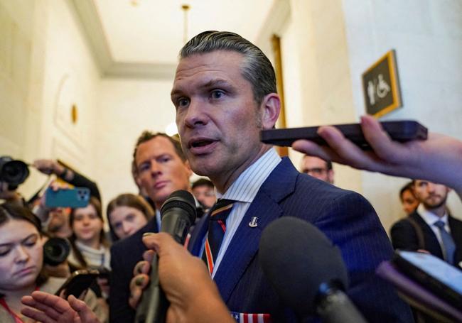 Pete Hegseth atiende a los medios a la salida de una reunión en el Capitolio.