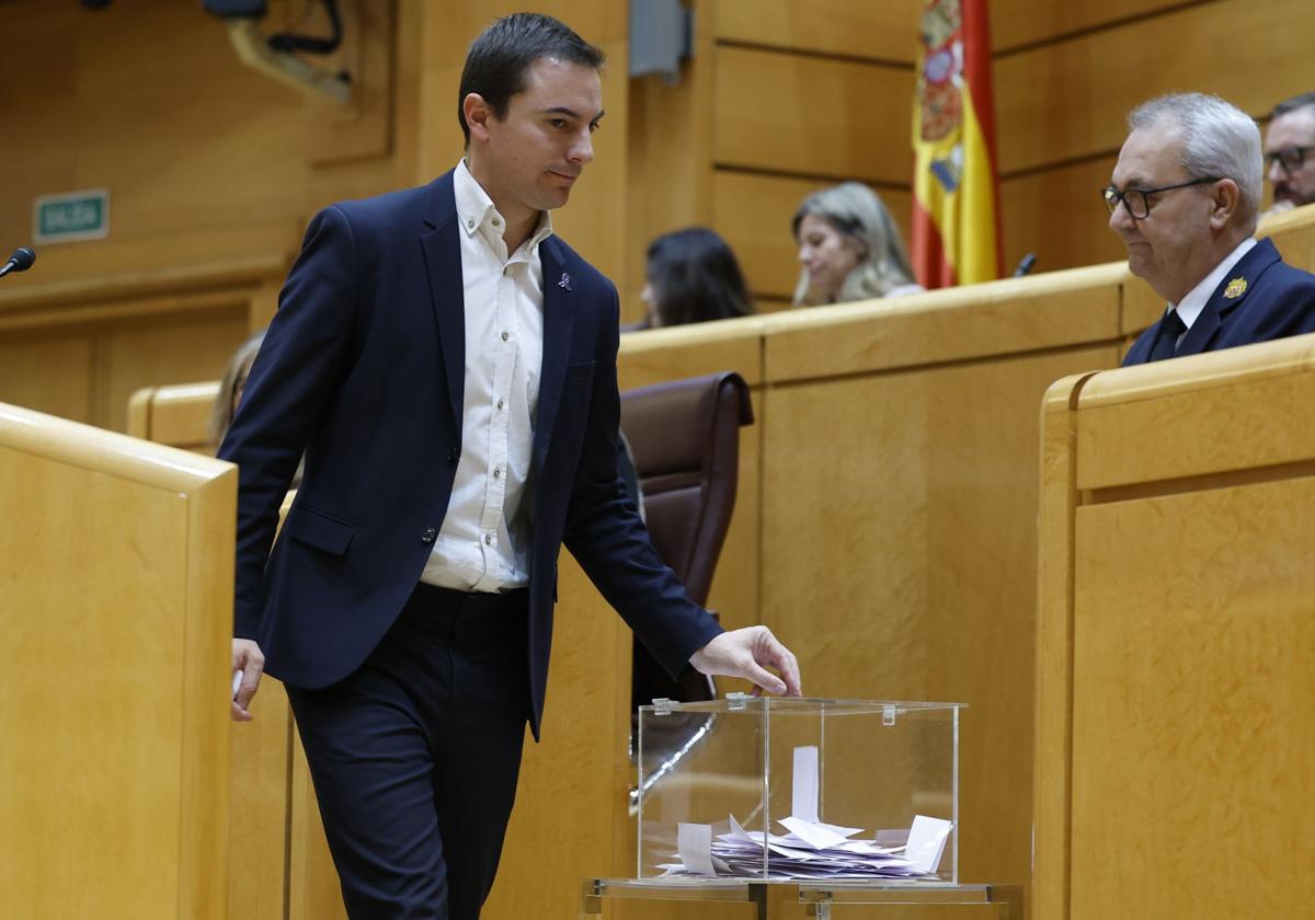 El senador del PSOE, Juan Lobato, durante las votaciones el pasado jueves en el pleno del Senado a los cuatro candidatos del PP al Consejo de Administración de RTVE. En la imagen, e.