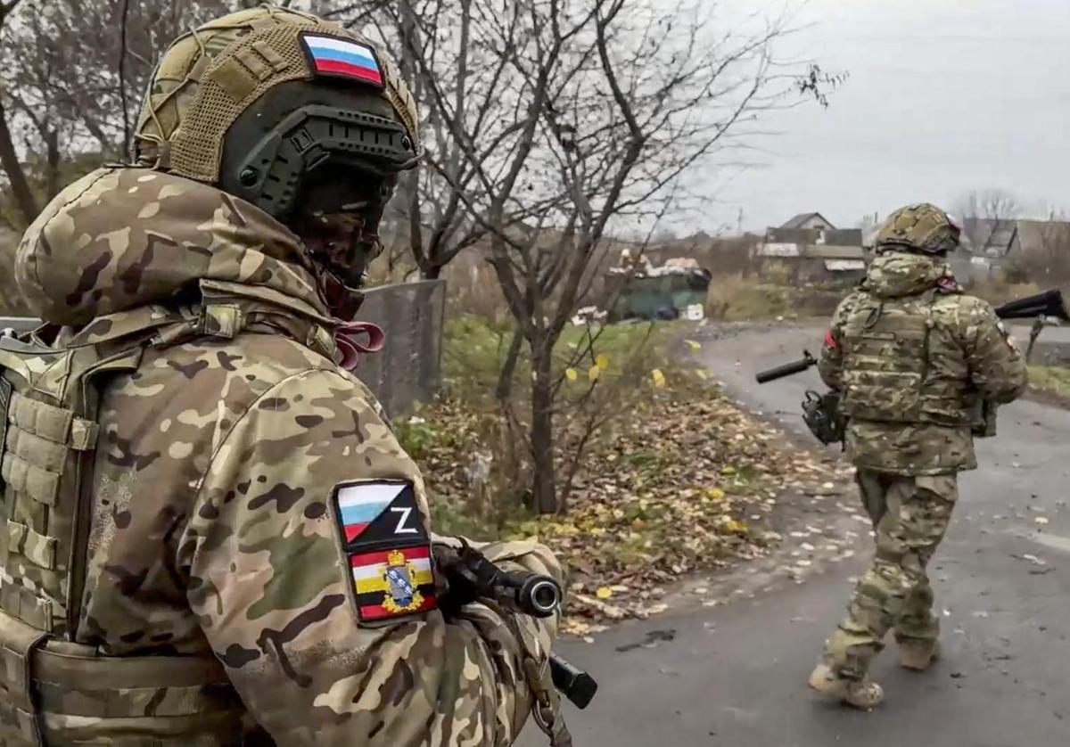 Militares rusos patrullan en la región de Kursk.