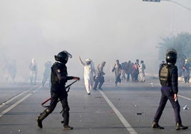 Los agentes de seguridad han empleado gas lacrimógeno para dispersar a los manifestantes.