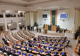 Vista general del Parlamento georgiano en el que se ven los escaños vacíos de la oposición al iniciarse este martes el periodo legislativo.