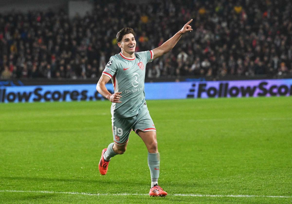 Julián Álvarez celebra uno de sus dos goles en Praga.