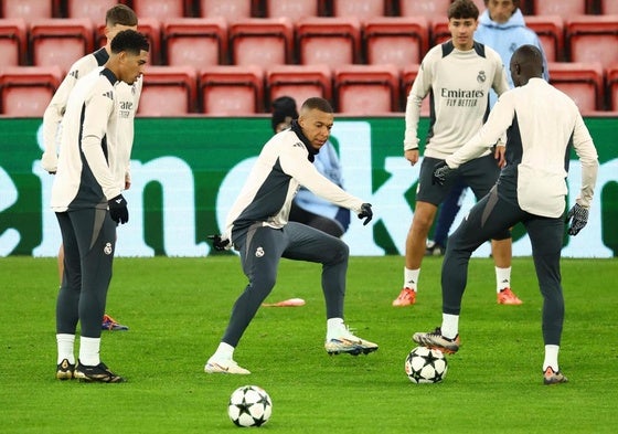 Los jugadores del Real Madrid preparan el duelo del miércoles ante el Liverpool en Anfield.