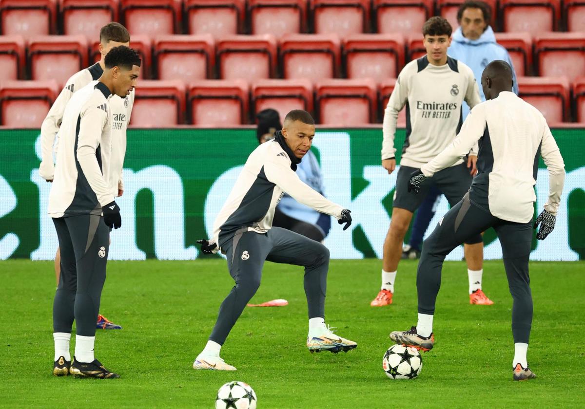 Los jugadores del Real Madrid preparan el duelo del miércoles ante el Liverpool en Anfield.