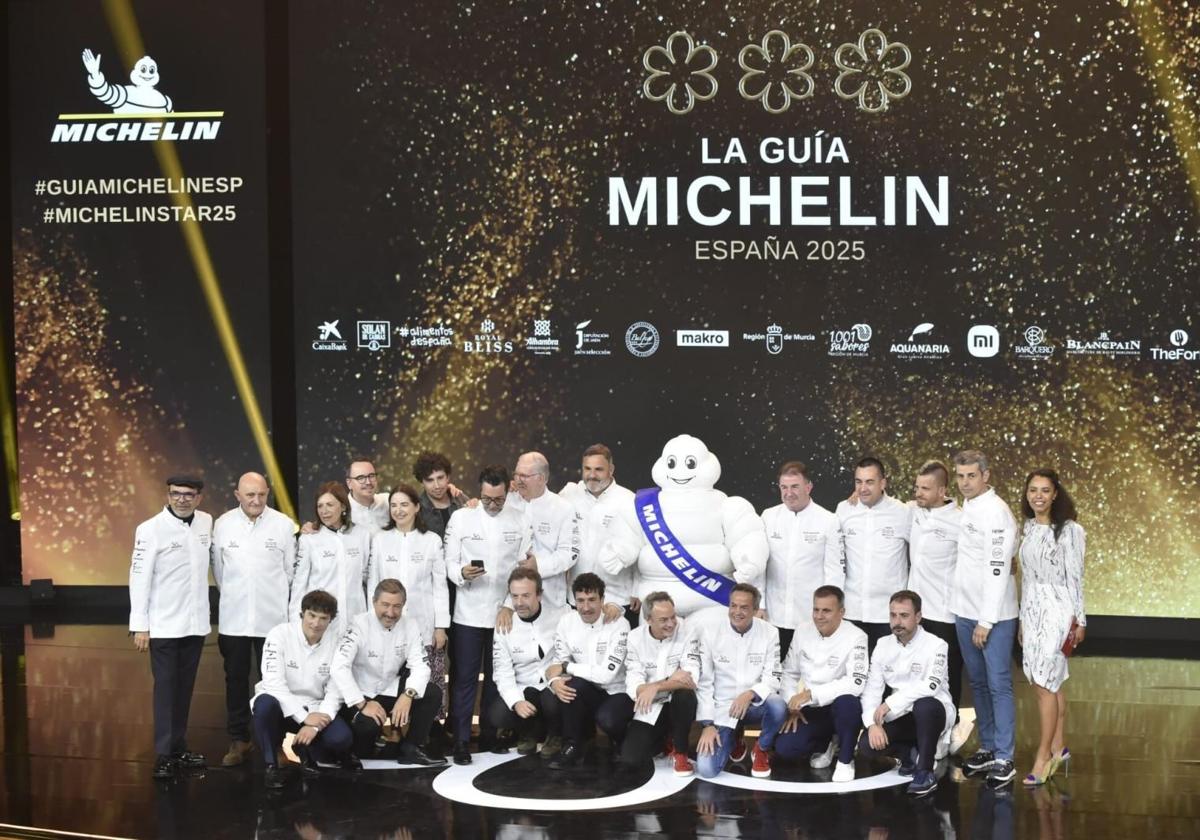 Los chef de restaurantes con tres estrellas Michelin posan durante la gala celebrada en Murcia.