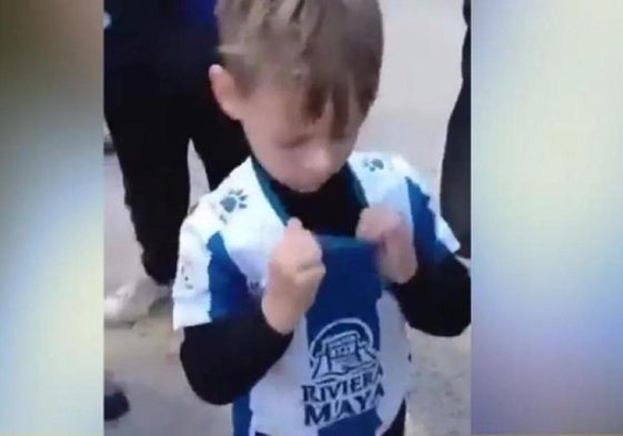 El pequeño Gorka con la camiseta del Espanyol.