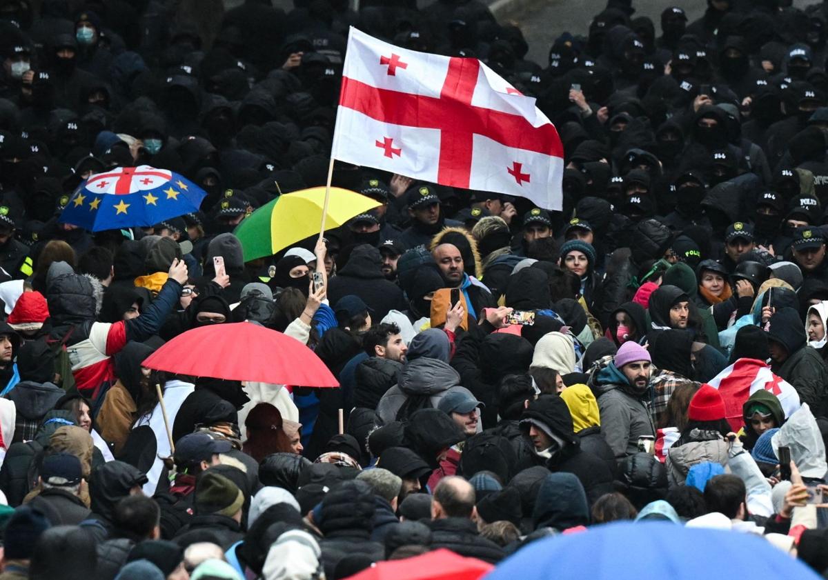 Imagen principal - Imágenes de simpatizantes de los partidos opositores protestando contra los resultados de las elecciones de octubre, en Tiflis.