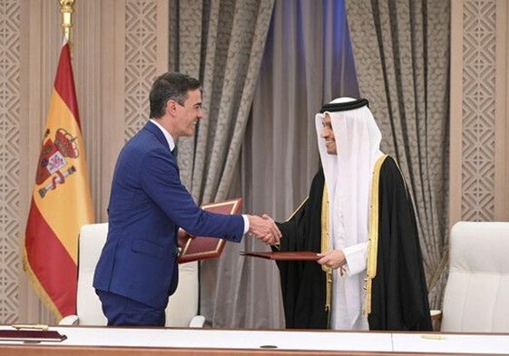 El presidente del Gobierno Pedro Sánchez, junto al primer ministro y ministro de Asuntos Exteriores de Catar, Mohamed bin Abdulrahman al Zani, en Doha (Catar).