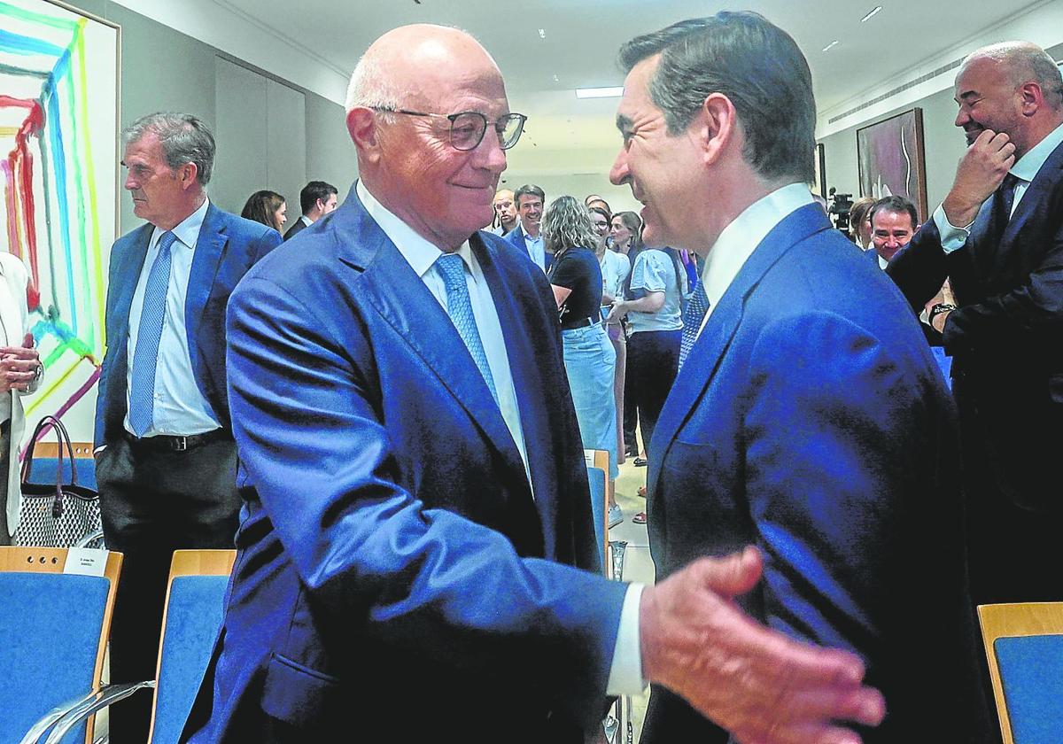 El presidente de Sabadell, Josep Oliu, y el de BBVA, Carlos Torres.