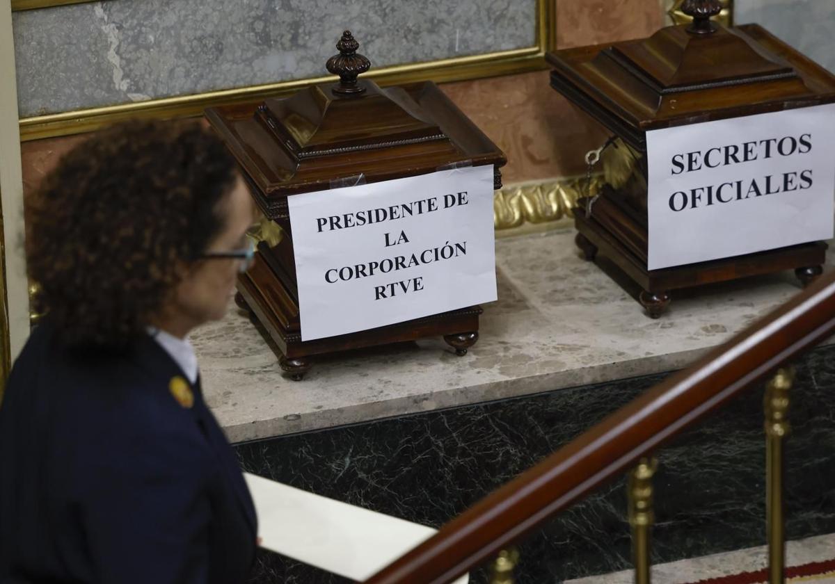 Urnas para la elección del presidente de RTVE en el Congreso.