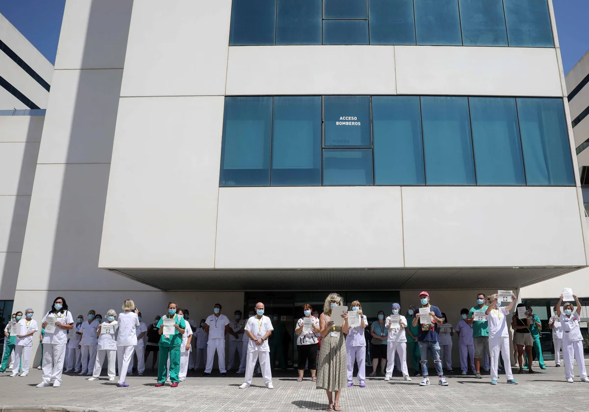 Una grupo de trabajadores protesta ante la entrada del Hospital La fe de Valencia.