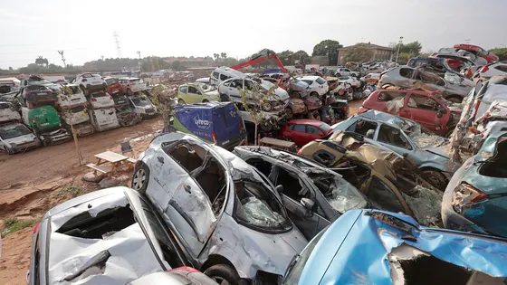 Centenares de automóviles destrozados por la DANA se amontonan en un descampado de Paiporta.