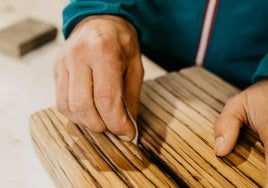 De criar mejillones a convertirse en mesa: los muebles que recuperan la madera del océano