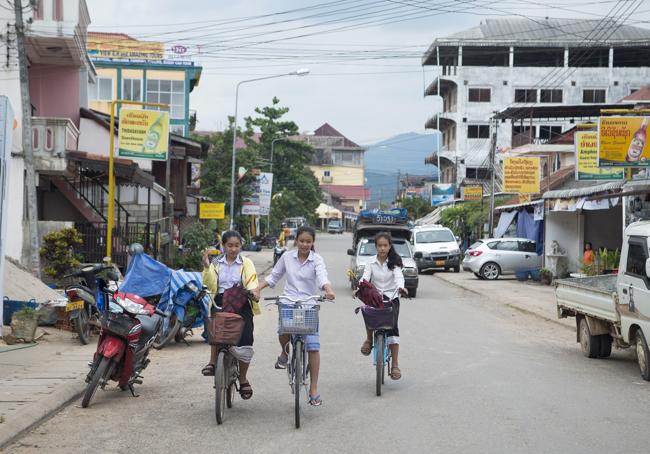 Vang Vieng'in ana caddesi ucuz içki mekanlarıyla kaplı.