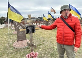 El capellán Povorotnyi, en el cementerio de Dnipró.