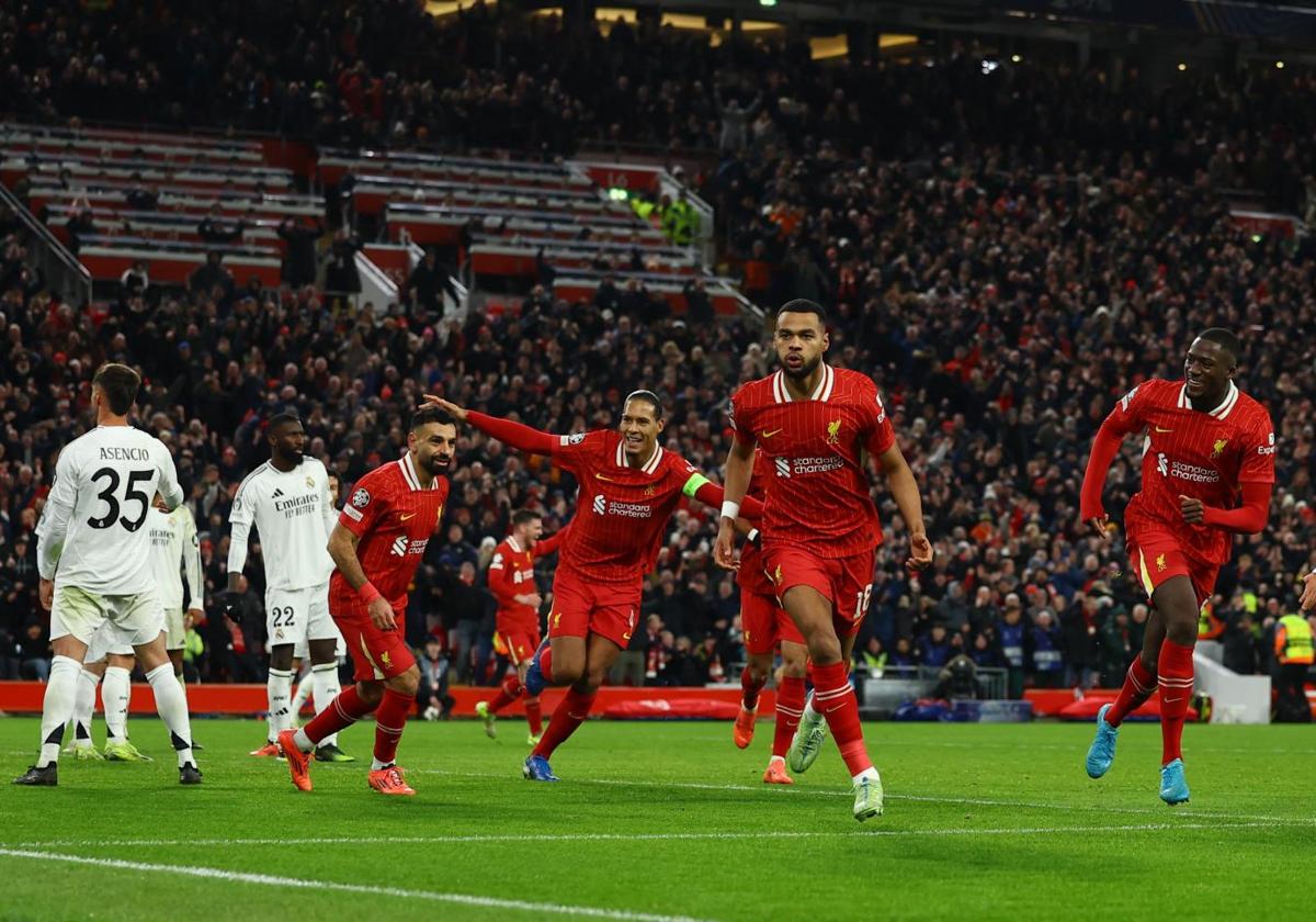 Cody Gakpo celebra el segundo gol del Liverpool al Real Madrid.