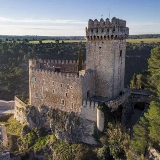 Este parador en lo alto de una colina está oculto en una fortaleza gótica donde puedes dormir como un rey