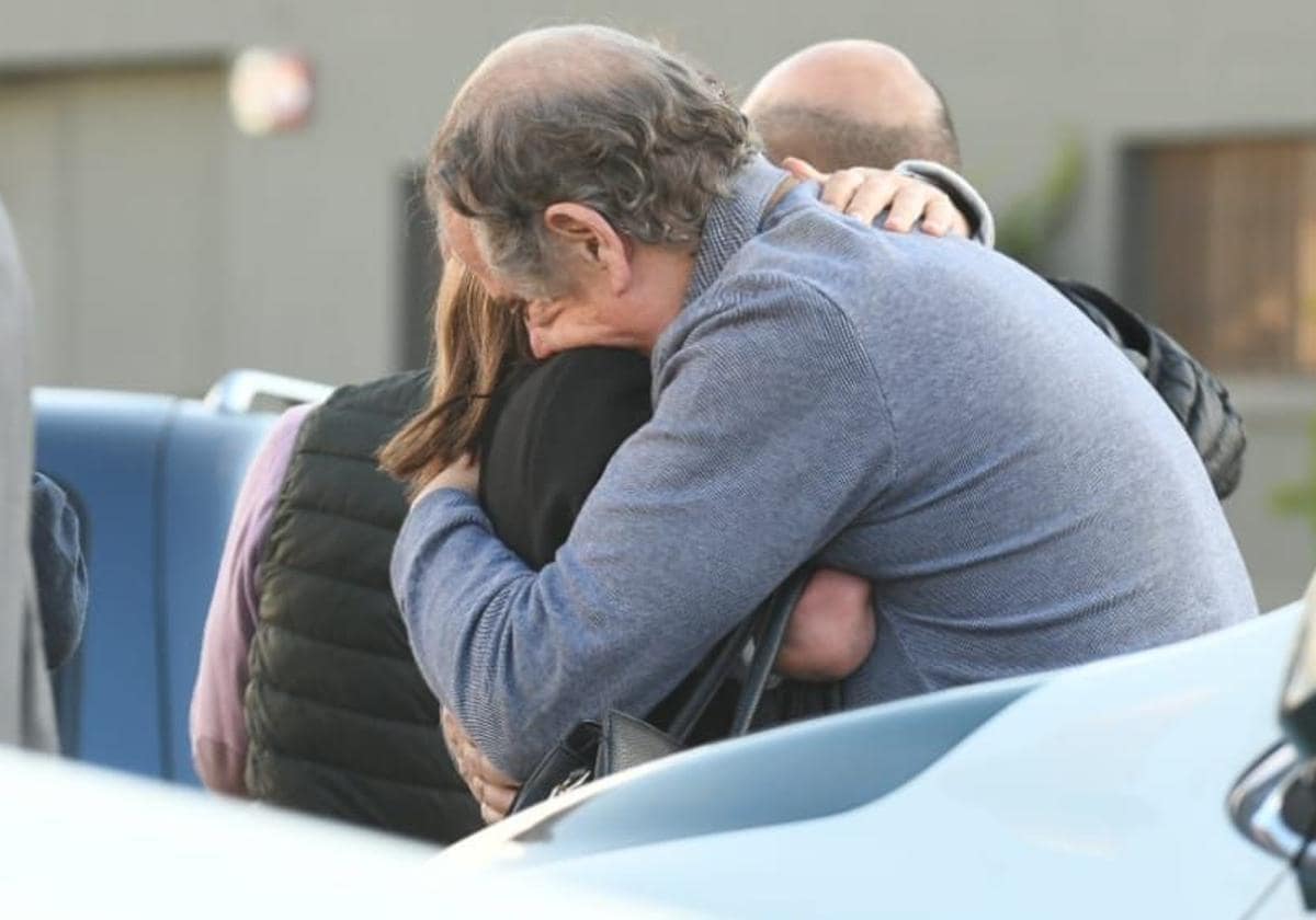 Un emocionado abrazo en las inmediaciones de la fábrica siniestrada en Ibi.