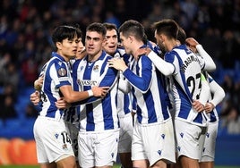 Los jugadores de la Real celebran uno de sus dos goles al Ajax.