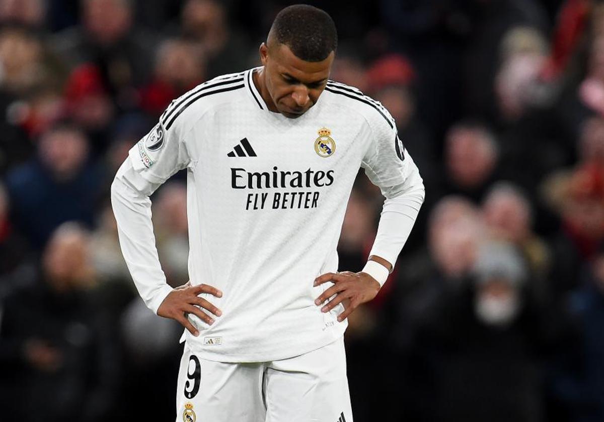 Kylian Mbappé, desencajado tras fallar un penalti ante el Liverpool.