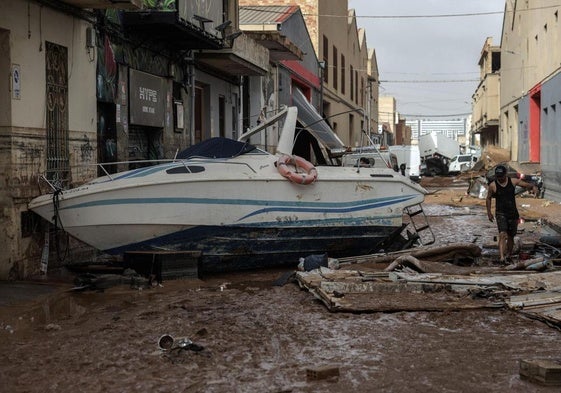 Un barco varado en una calle de Sedaví el 30 de octubre, un día después del paso de la DANA