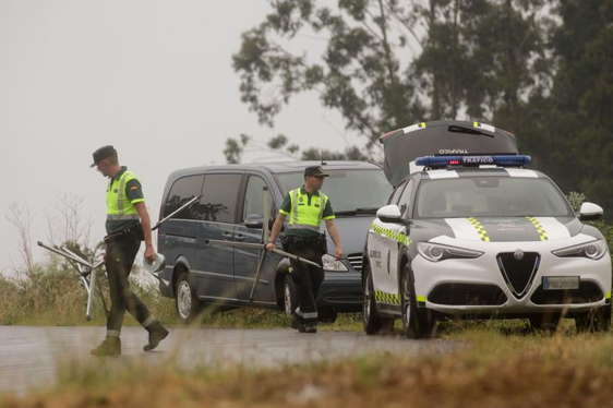 Varios agentes y un vehículo de la Guardia Civil