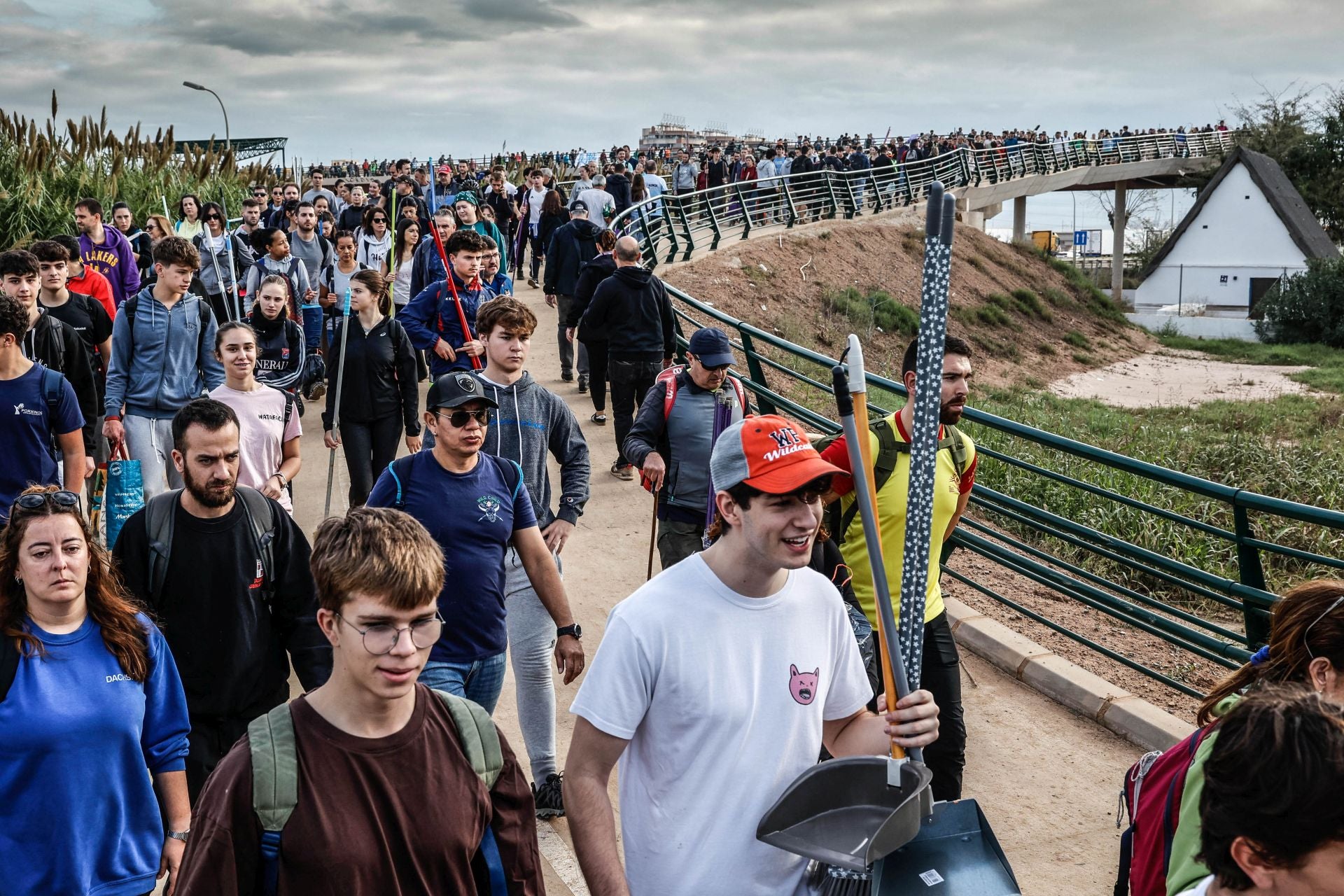 Miles de personas cruzan el ya conocido como puente de la esperanza para ayudar a borrar las huellas de la dana.