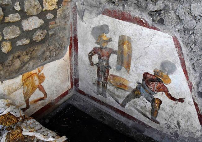 Final de un combate de gladiadores representado en un fresco de Pompeya. El de la derecha comunica que se ha rendido levantando el dedo índice.